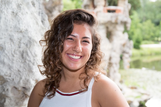 chica con vestido blanco en el parque sonriendo