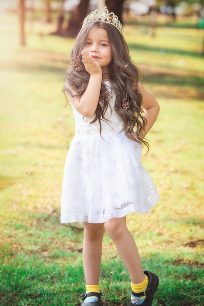 Chica en vestido blanco princesa de cuento de hadas espacio de copia tema del día de los niños