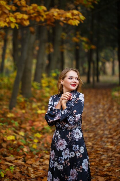 Chica con un vestido en el bosque de otoño