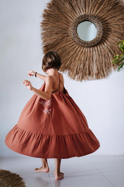 La chica del vestido de campana girando en su lugar en una casa de verano