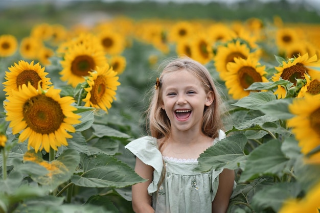 Una chica con vestido disfruta de la vida en un campo con girasoles.