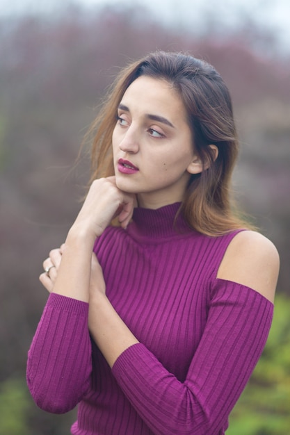 Chica en vestido lila en la naturaleza en otoño, Retrato de una chica hermosa en el otoño en el bosque