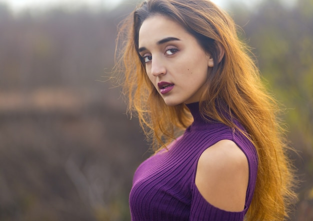 Chica en vestido lila en la naturaleza en otoño, Retrato de una chica hermosa en el otoño en el bosque