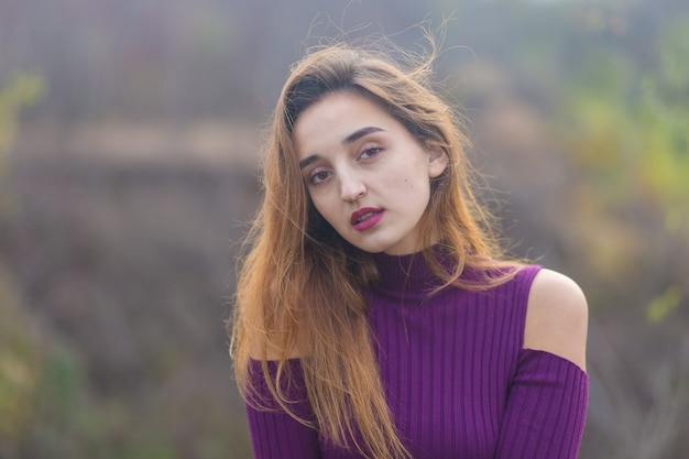 Chica en vestido lila en la naturaleza en otoño, Retrato de una chica hermosa en el otoño en el bosque