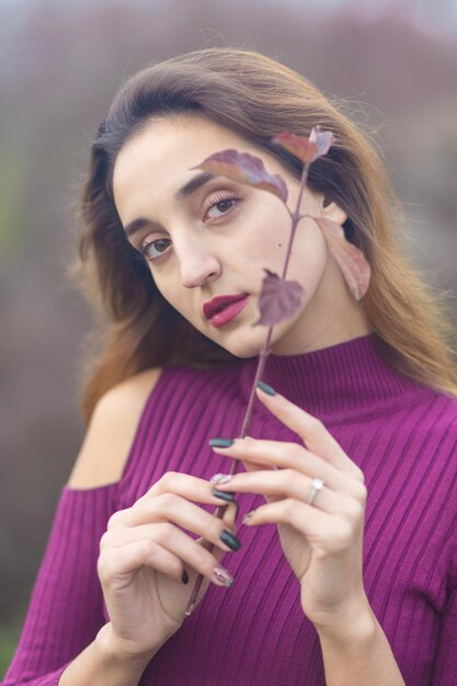 Chica en vestido lila en la naturaleza en otoño Retrato de una hermosa niña en el otoño en el bosque