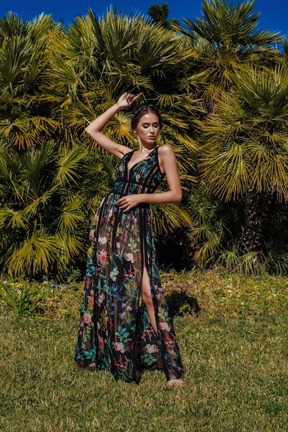 Foto chica en un vestido de noche de verano