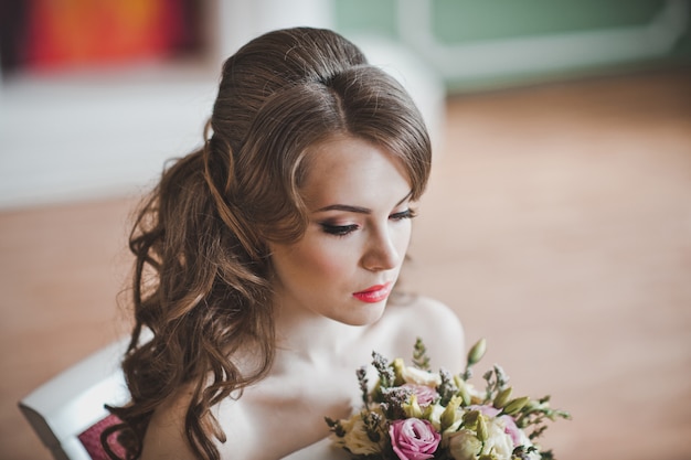 Chica con un vestido con un ramo de flores