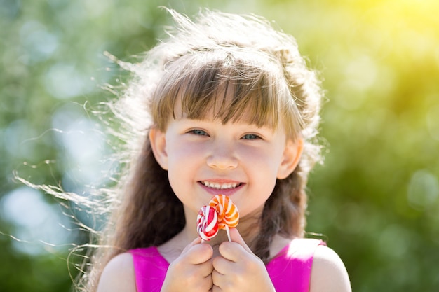 Una chica con un vestido rojo con dulces en sus manos.