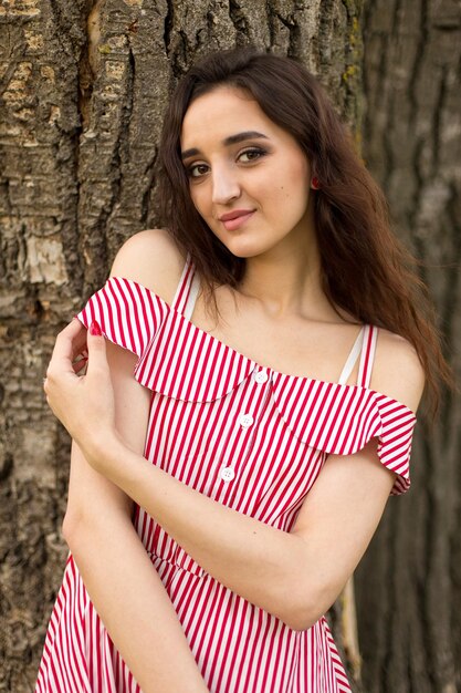 Chica en vestido rojo en la naturaleza en verano Retrato de una chica hermosa en el verano en el bosque