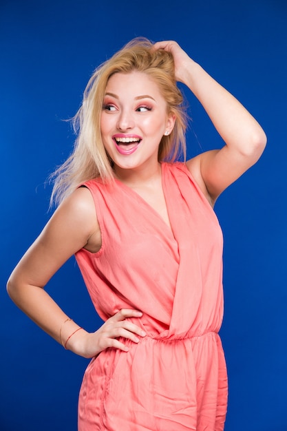 chica con un vestido rosa