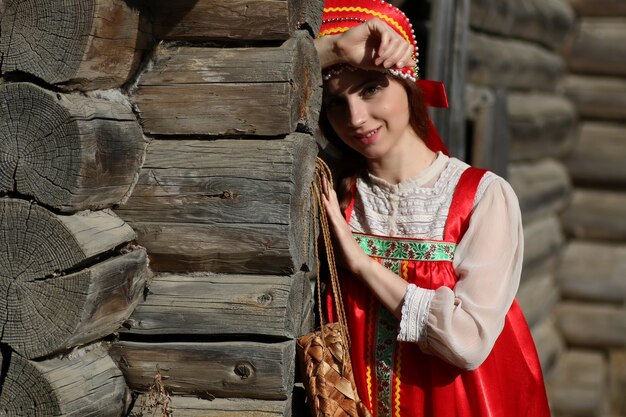 Chica en vestido tradicional de pared de madera