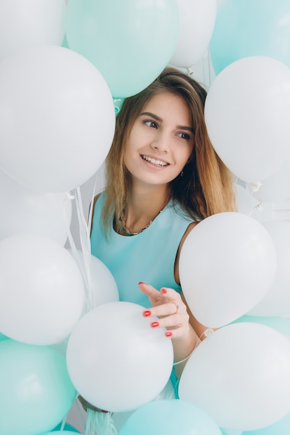 Chica en vestido turquesa con globos