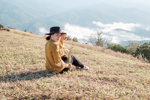 Chica viaja sola en las montañas