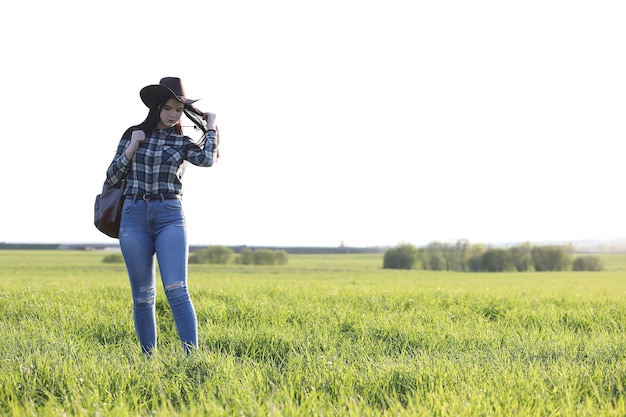 Una chica viaja el verano en el campo.