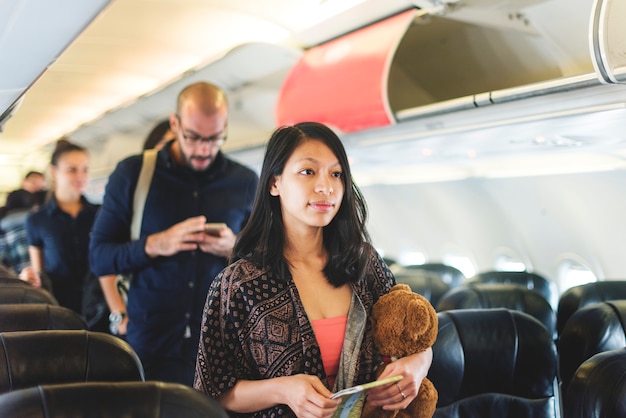 Una chica viajando en avion.