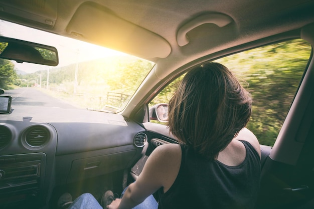 Chica viajando en coche