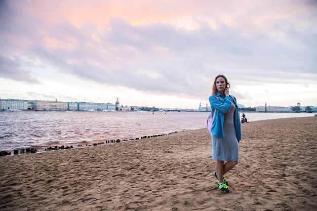 Chica viajando a san petersburgo en rusia verano