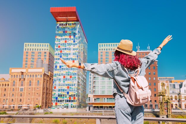 Una chica viajera disfruta de una hermosa vista en Media Bay durante un viaje turístico o una educación estudiantil en Dusseldorf