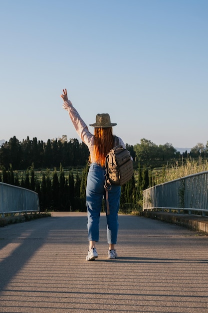 Foto chica viajera con mochila