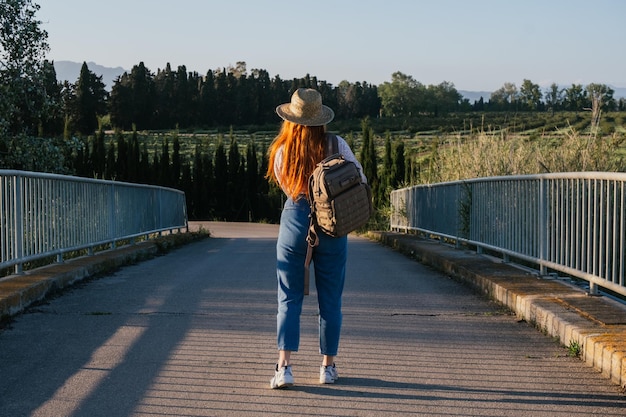 Chica viajera con mochila