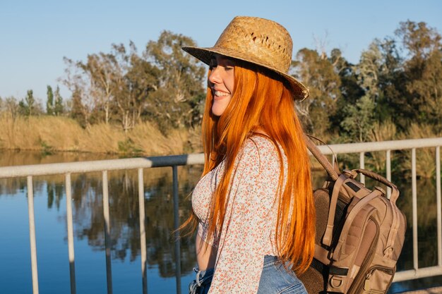 Chica viajera sonriendo