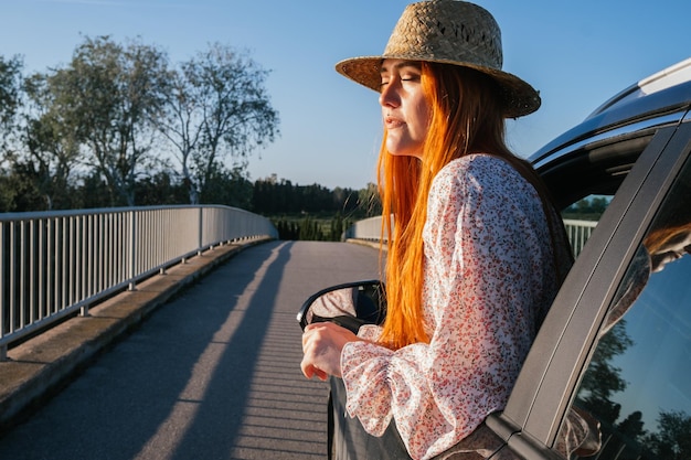 Chica viajera en la ventana del auto