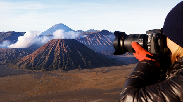 Chica viajero fotografías volcán Bromo Indonesia isla de Java