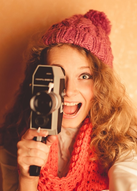 Chica con una videocamara antigua