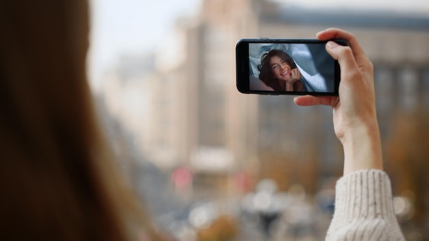 La chica de la videollamada enviando un beso en el primer plano de la pantalla del teléfono inteligente los amigos felices llaman