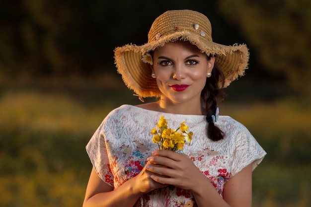 Chica vintage en el campo