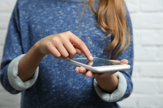 Chica con vista de cerca de teléfono móvil