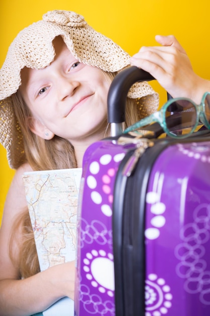 Foto chica yendo de vacaciones