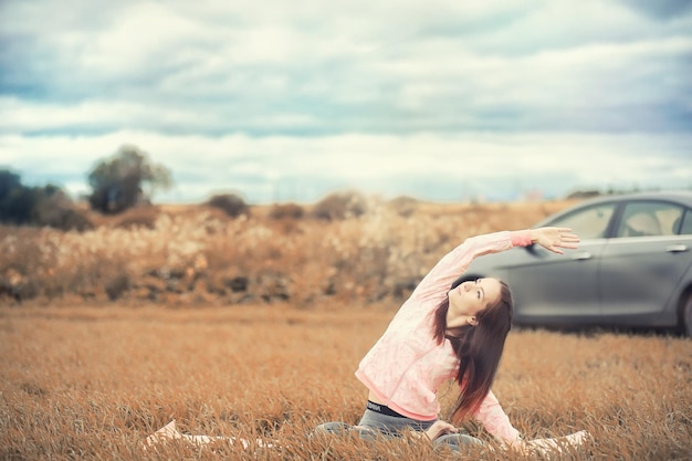 La chica de yoga al aire libre.