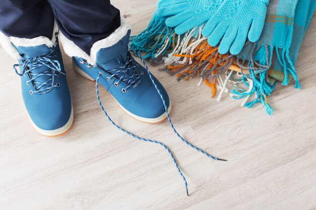 Chica en zapatos de invierno en el piso