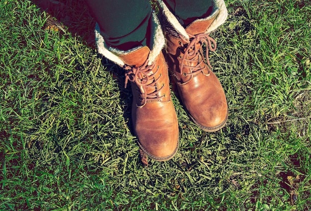 Chica en zapatos de pie sobre la hierba, caminar en el parque