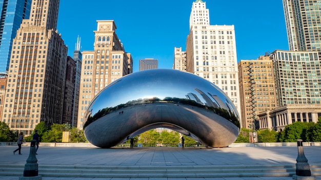 CHICAGO - 9. SEPTEMBER: Die verspiegelte Skulptur, die im Volksmund als Bean (Cloud Gate, von Anish Kapoor) bekannt ist, hat sich zu einer der beliebtesten Attraktionen Chicagos entwickelt, wie am 9. September 2014 zu sehen war.