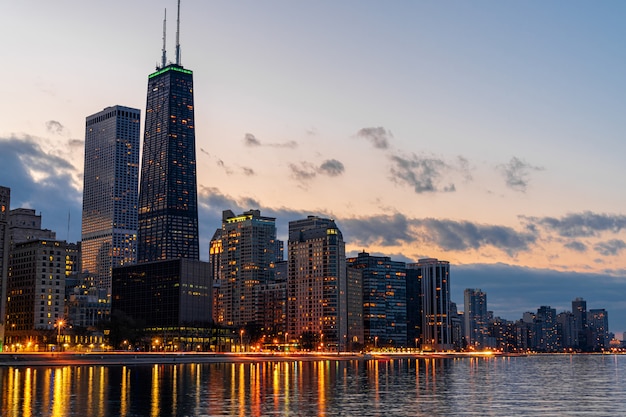 Chicago Cityscape lado del río en el hermoso crepúsculo