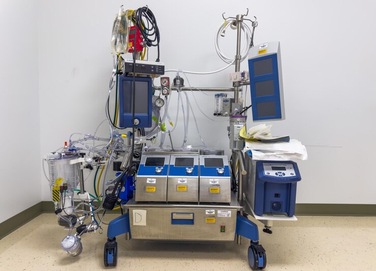 Foto chicago, il, eua, 22 de outubro de 2023 máquina de bypass cardiopulmonar durante cirurgia cardíaca salvando vidas