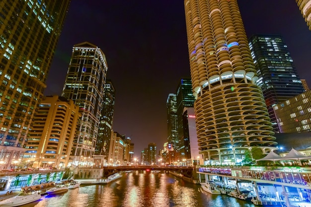 Chicago Illinois 5 de setembro de 2015 Marina City é um complexo de duas torres de 60 andares construídas em 1964 em Chicago EUA Apartamentos escritórios restaurantes bancos teatro18 andares de estacionamento