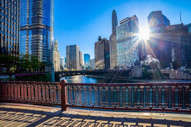 Chicago River en Chicago, Illinois, Mujer mirando por la ventana