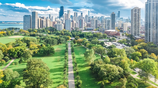 Chicago Skyline Luftdrohnenansicht von über dem Lake Michigan und der Innenstadt von Chicago Wolkenkratzer