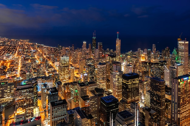 Chicago-Stadtbildwolkenkratzer unter der Zeit des blauen Himmels zur schönen Dämmerung in Chicago