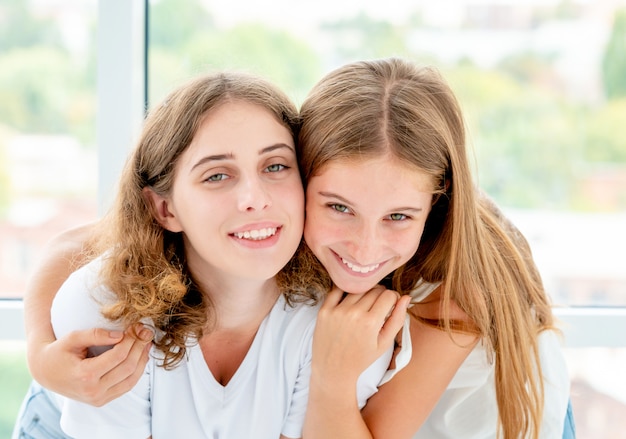 Chicas abrazándose en taller