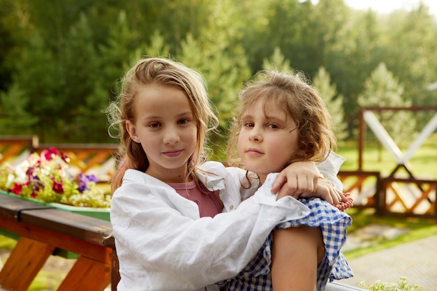 Chicas abrazándose en la terraza en el día de las chicas de verano