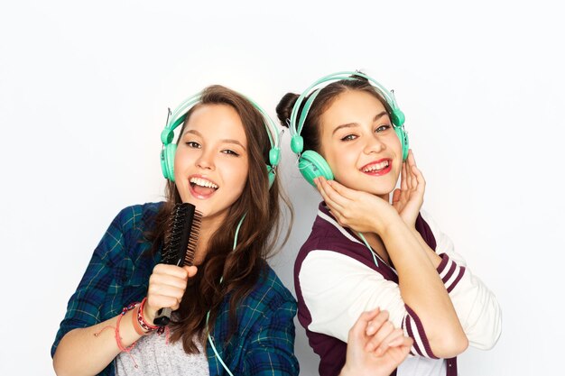 chicas adolescentes con auriculares escuchando música