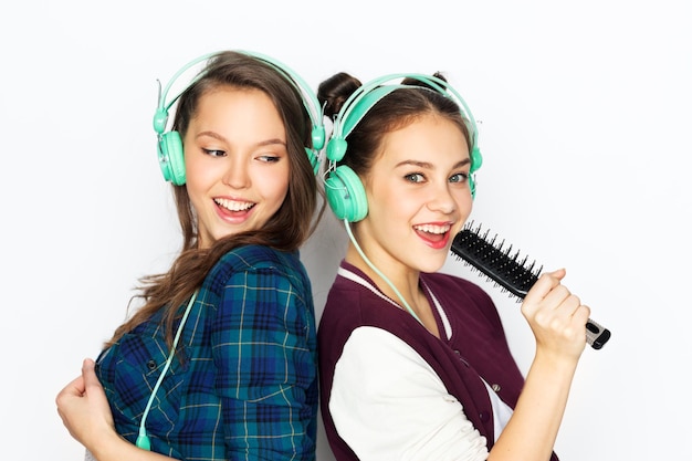 chicas adolescentes con auriculares escuchando música