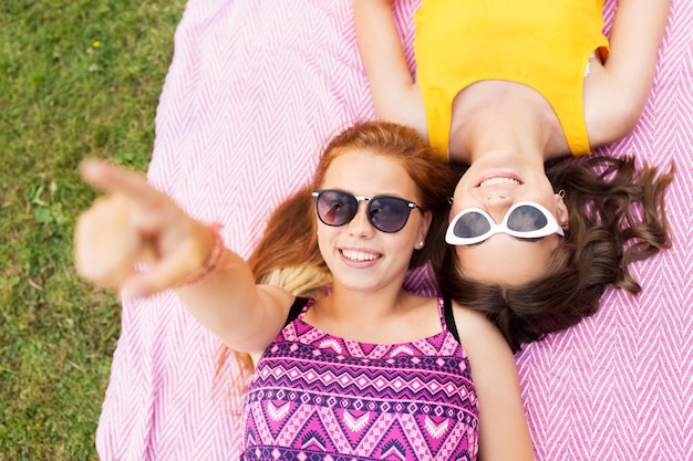 Foto chicas adolescentes con gafas de sol en una manta de picnic