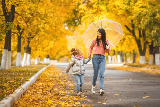 Chicas alegres caminando el parque otoño togrther