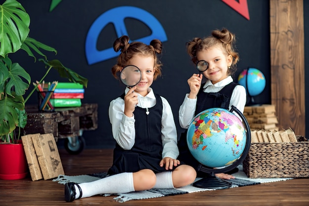 Chicas alegres durante la lección de geografía