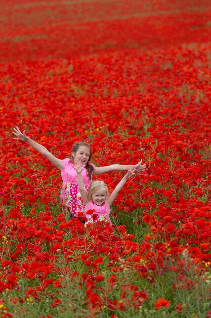 Chicas con amapolas